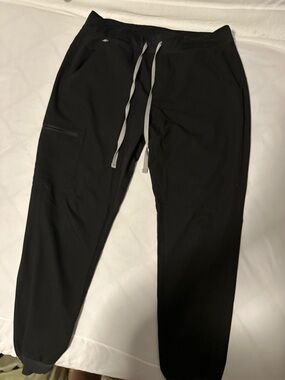 Women’s Figs scrubs jogger size medium